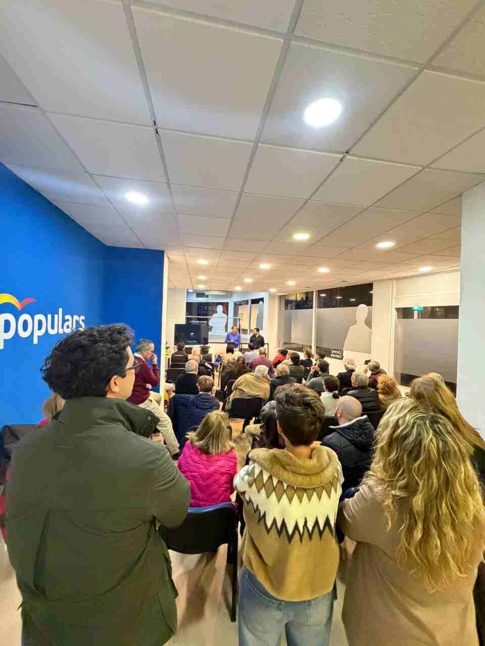 Vecinos de Inca durante la charla informativa organizada por el PP sobre suelo rústico