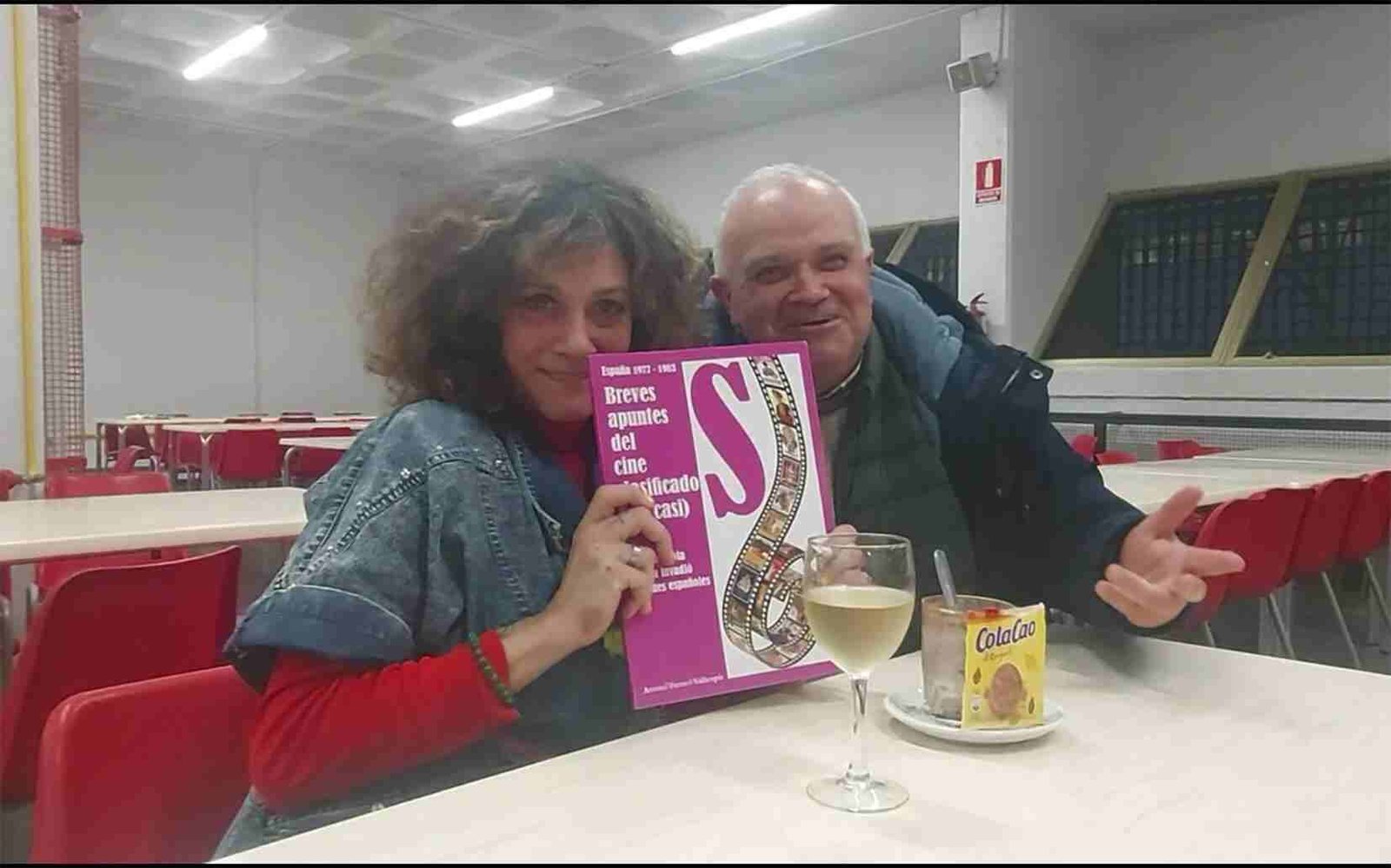 El autor Toni Ferrer Vallespir posando con sus libros sobre cine clasificado S y fantaterror en Manacor