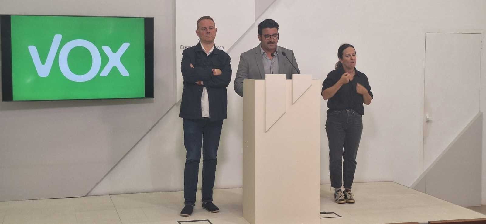 El portavoz de VOX en el Consell de Mallorca, Toni Gili, junto a David Gil