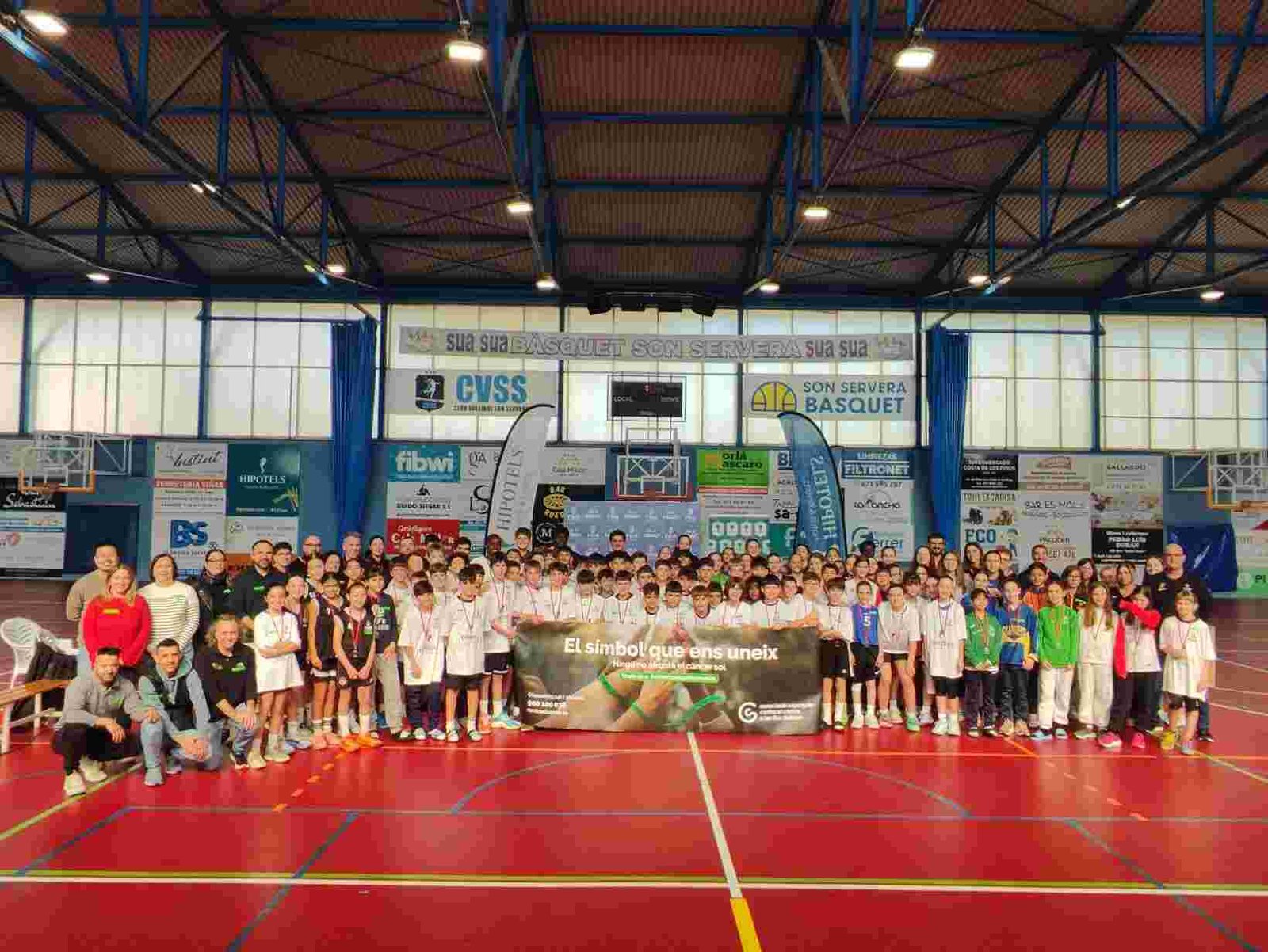 Participantes y organizadores del torneo Hipotels Illes de Bàsquet en Son Servera