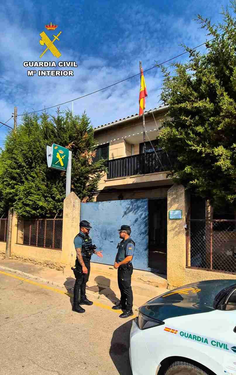 Dos agentes de la Guardia Civil frente al cuartel de Binissalem