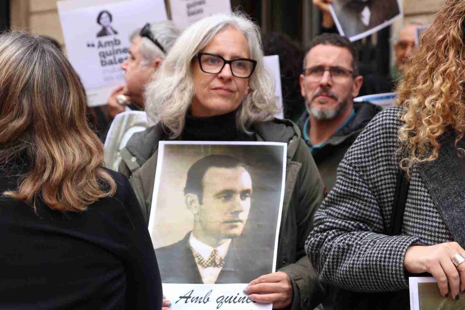 La regidora Alice Weber sujeta un retrato durante la manifestación frente al Parlamento Balear
