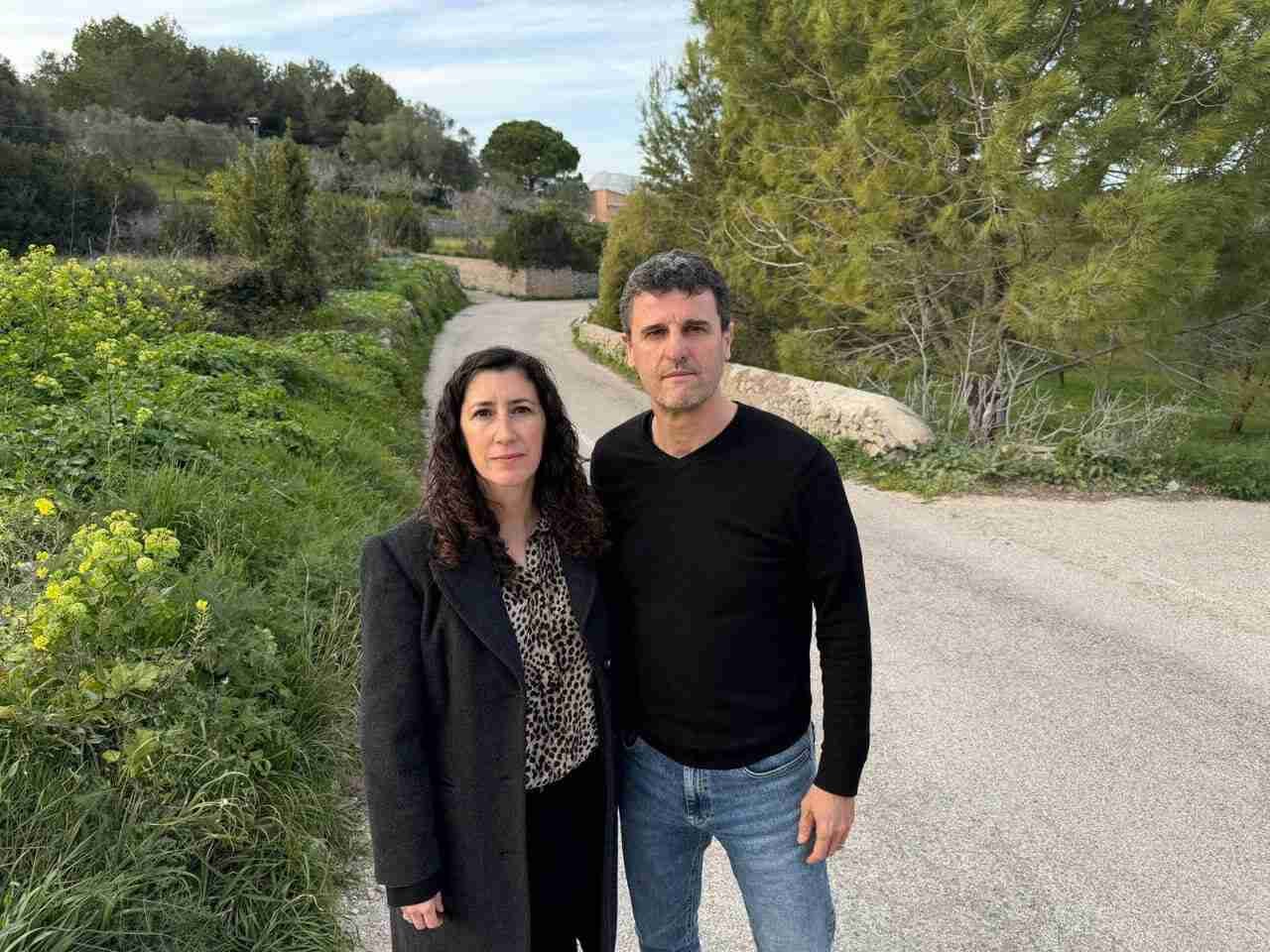 Amanda Fernàndez y Manolo Galán en una carretera secundaria de Artà reclamando la Ronda Norte
