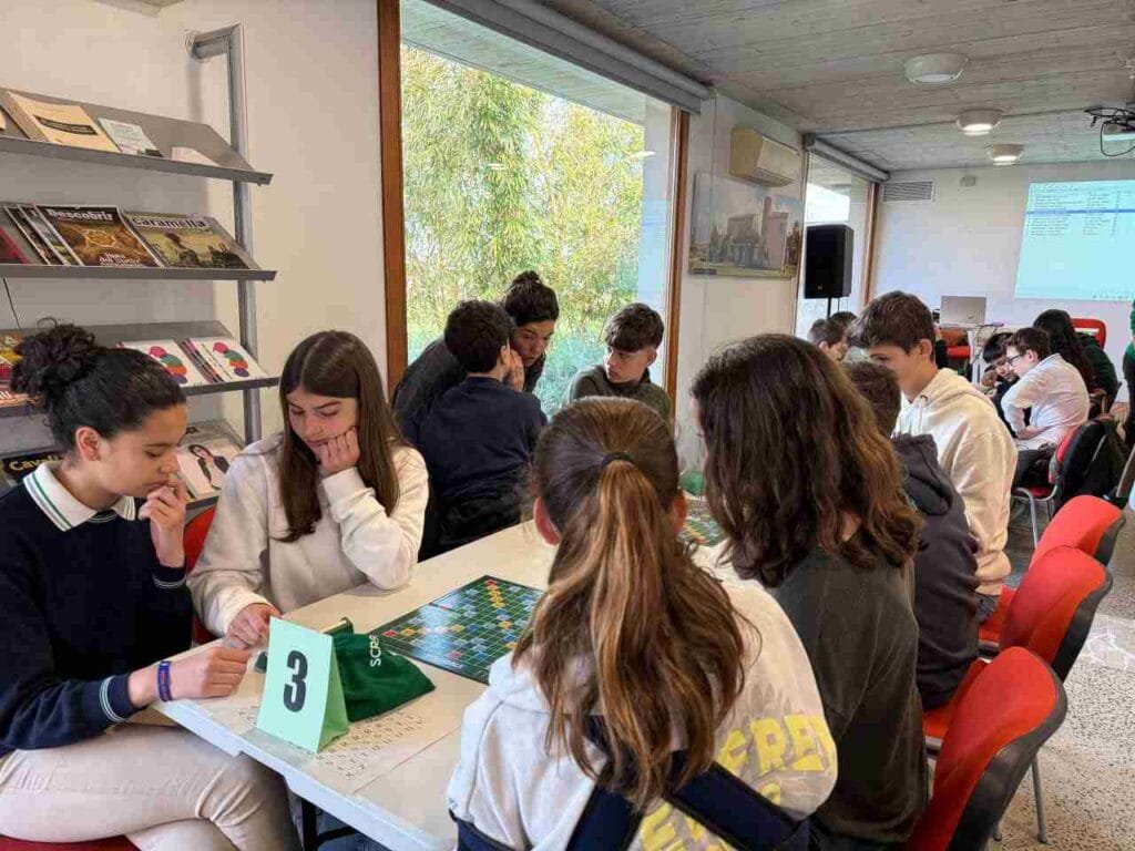Jóvenes participantes en la mesa 3 del campeonato de Scrabble escolar en Manacor
