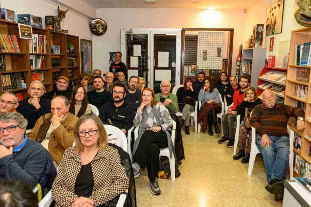 Plano frontal de los asistentes escuchando las intervenciones en Sin Còmics