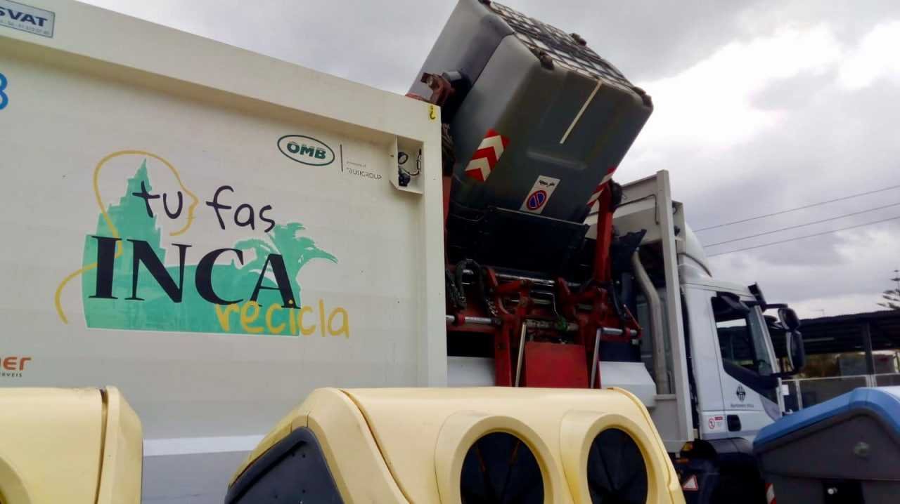 Un camión del servicio de limpieza y recogida de residuos de Inca realizando la descarga de un contenedor