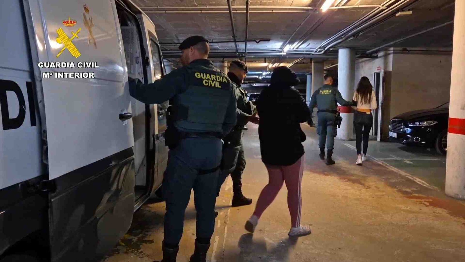 Agentes de la Guardia Civil escoltan a mujeres de etnia gitana detenidas por hurtos continuados