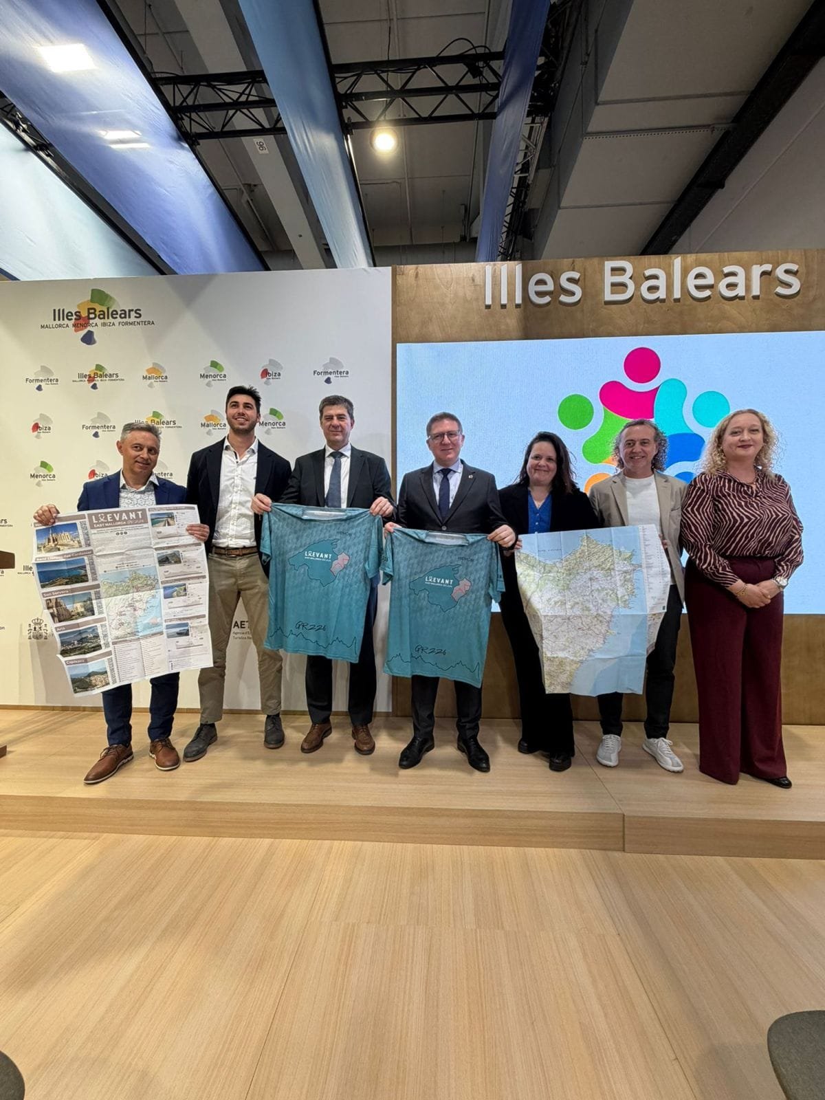 Jaume Soler, Joan Mestre y Pep Servera junto a otros representantes en el stand de la ITB de Berlín