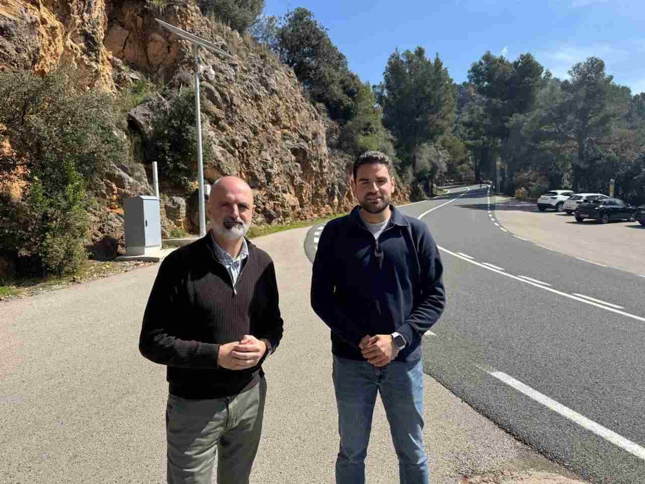 El conseller socialista Jaume Mateu y un compañero frente a un poste de vigilancia vacío en el mirador de ses Barques