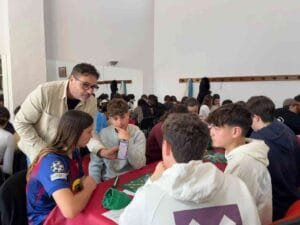 El concejal Sebastià Llodrà observa una partida del campeonato de Scrabble escolar en el Molí d’en Beió