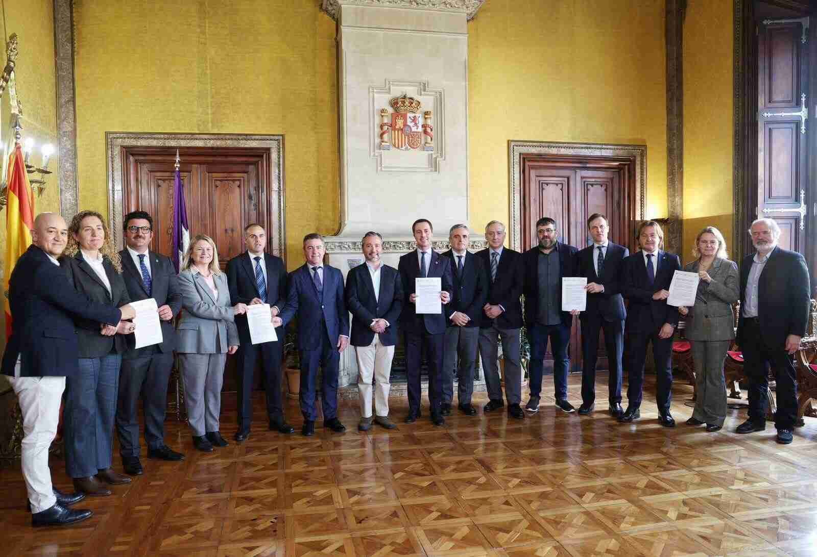 Representantes de PP, MÉS, El Pi y VOX en el Consell de Mallorca con el documento de la moción