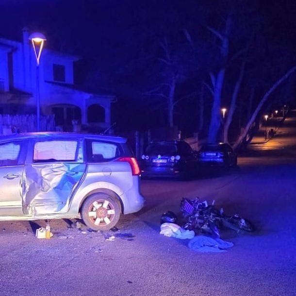 Imagen del coche golpeado y la moto en el suelo tras el accidente en Porto Cristo