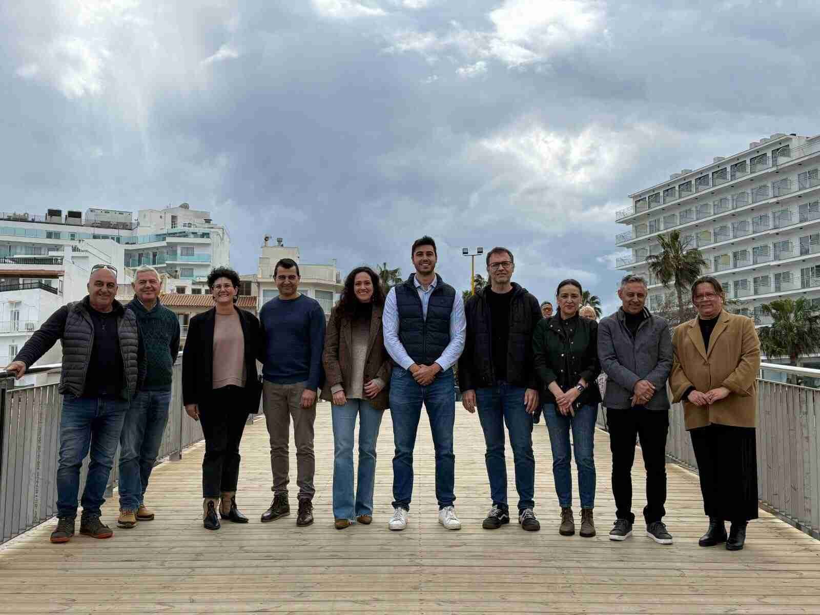 Los alcaldes Miquel Oliver y Jaume Soler junto a concejales en el puente del Riuet