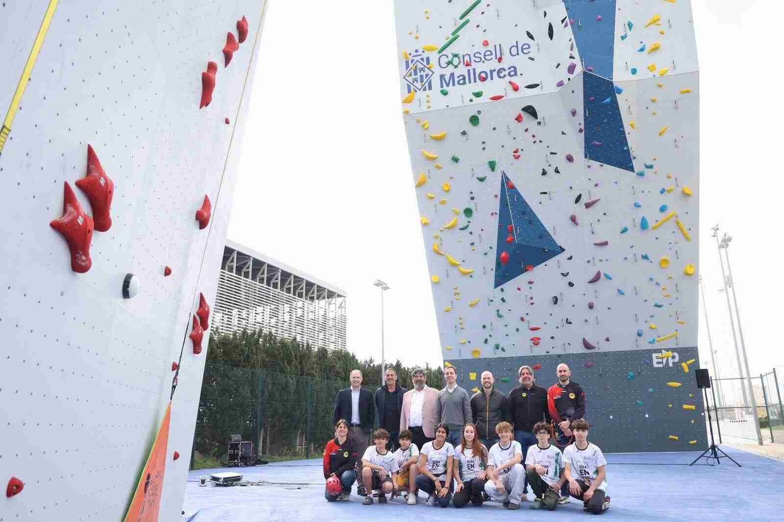 Erik Noya y autoridades en la inauguración de los rocódromos de Sant Ferran ayer sábado