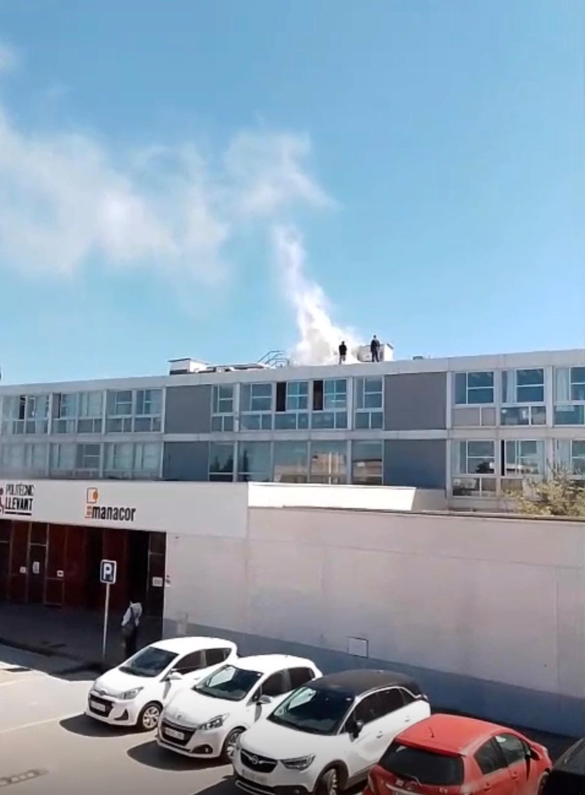 Humo saliendo de la terraza del IES Manacor tras incendio en placas solares
