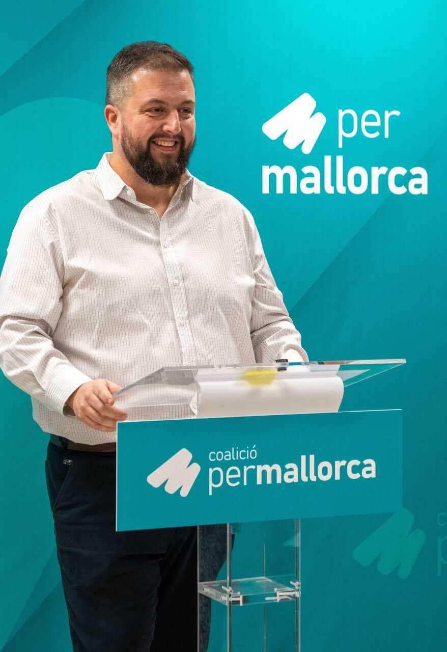 Joan Serra, coordinador general de Coalición PER MALLORCA, durante su intervención por el Día de las Islas Baleares