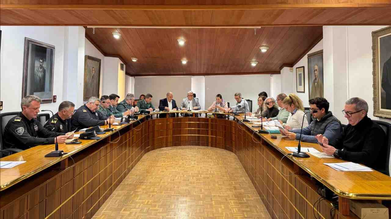 Representantes políticos y de fuerzas de seguridad reunidos en la Junta Local de Seguridad de Inca