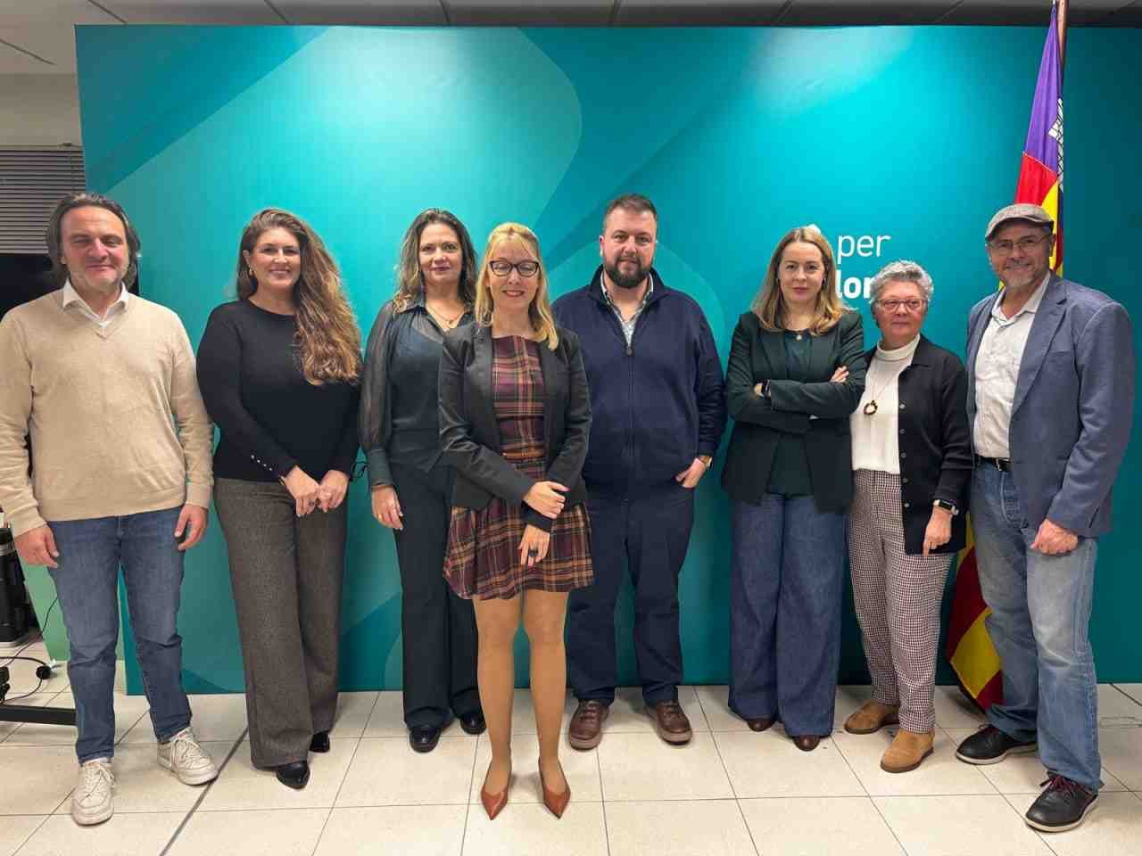 Los ocho miembros de la nueva ejecutiva de Coalició Per Mallorca en Palma posando juntos tras la constitución del comité