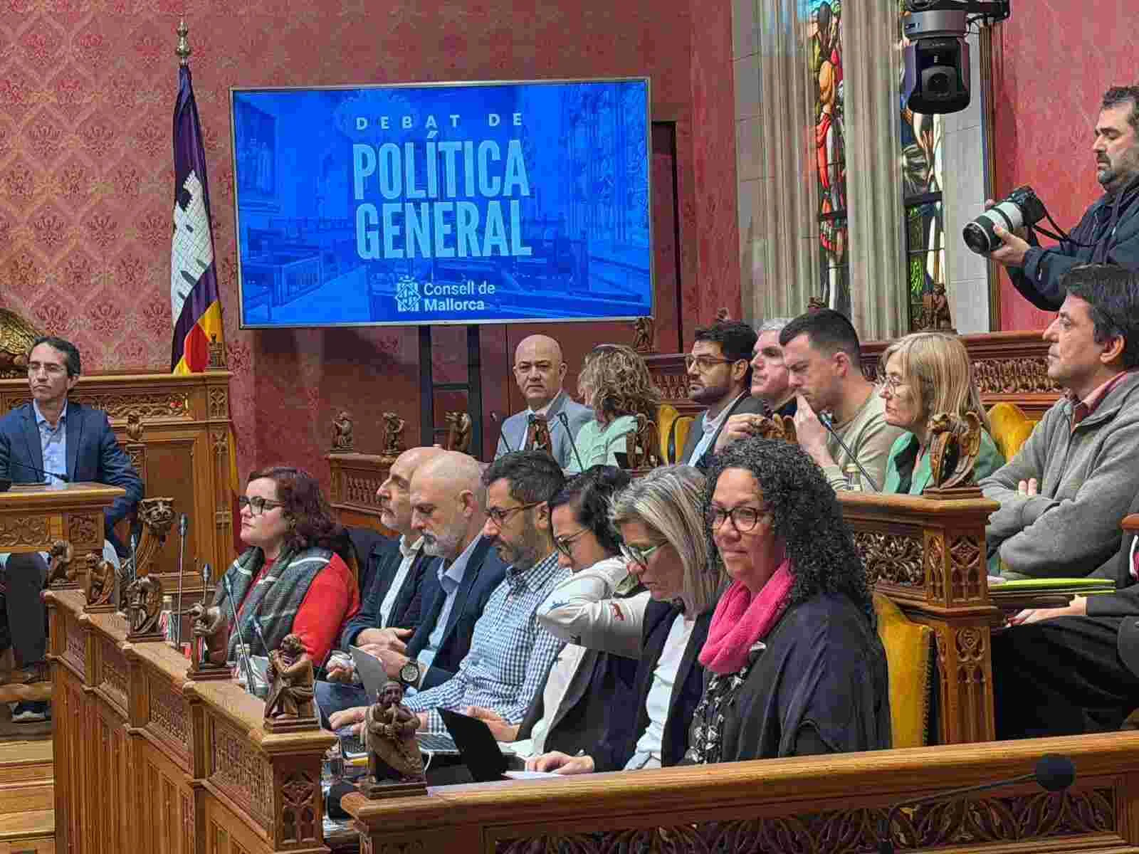 Catalina Cladera y los consellers socialistas en la bancada del Consell de Mallorca durante el pleno