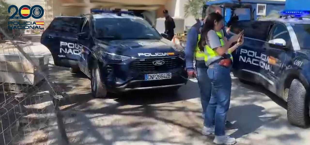 Vehículos de la Policía Nacional estacionados frente a un complejo hotelero en obras en Cala Millor durante una inspección laboral