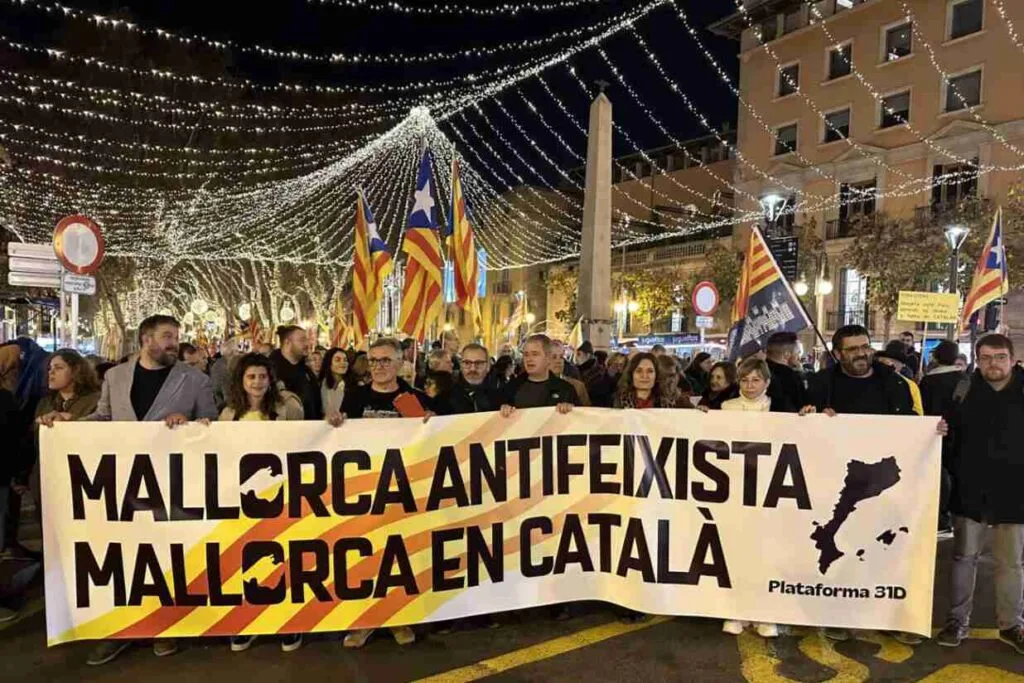Miembros de Joves de Mallorca per la Llengua y partidos separatistas y de izquierdas en una manifestación en Palma