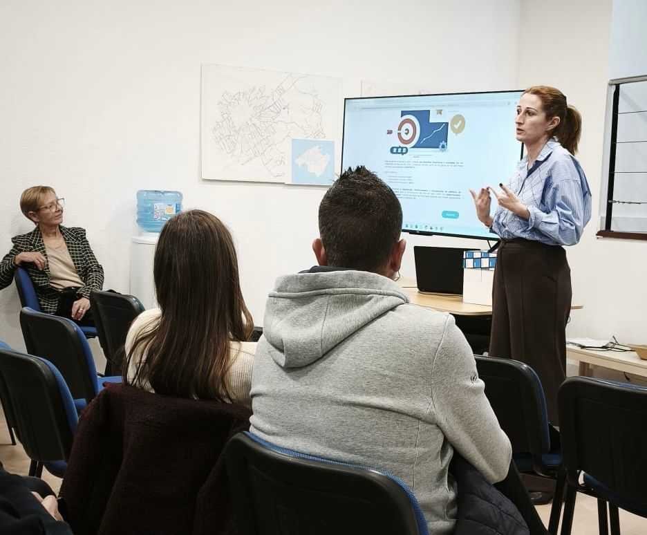 María Antonia Sansó, portavoz del PP de Manacor y directora general, explicando las ayudas del Govern a los autónomos de Inca