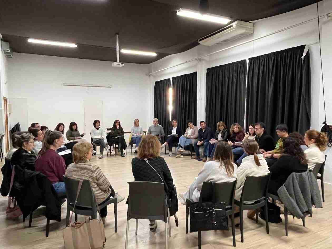 El alcalde Miquel Oliver se dirige a los asistentes durante la reunión con los equipos directivos de los centros educativos de Manacor para reclamar mejoras