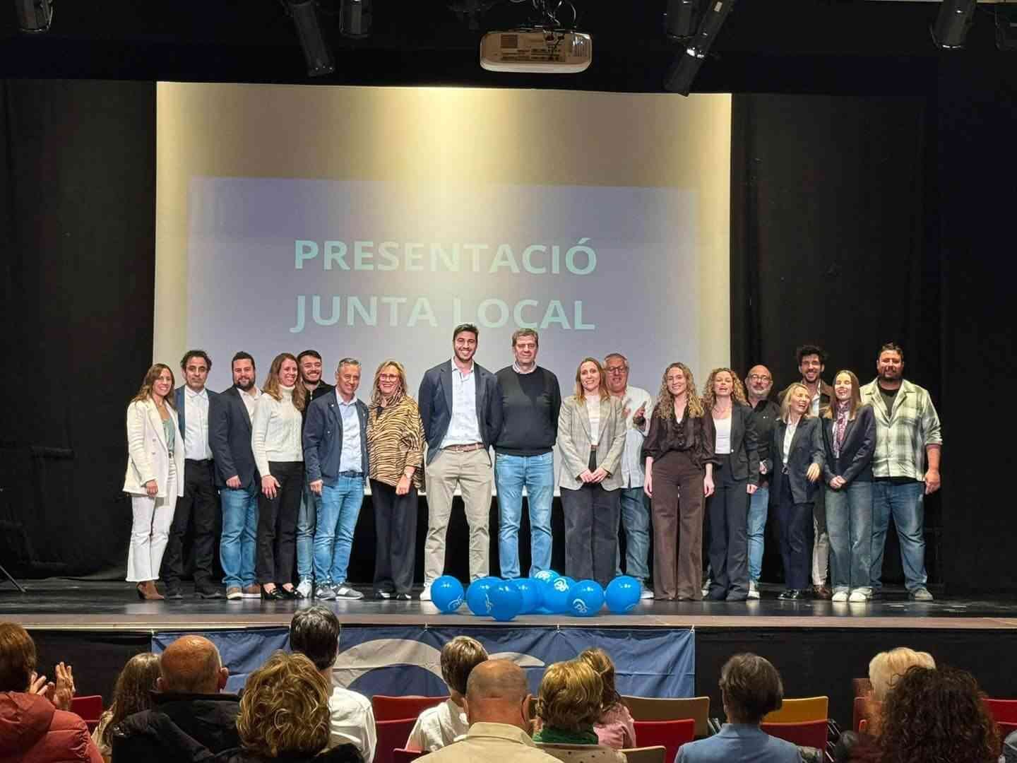 Los 17 miembros de la renovada Junta Local del PP de Sant Llorenç posan junto al alcalde Jaume Soler y el conseller Jaume Bauzà en l'Espai 36