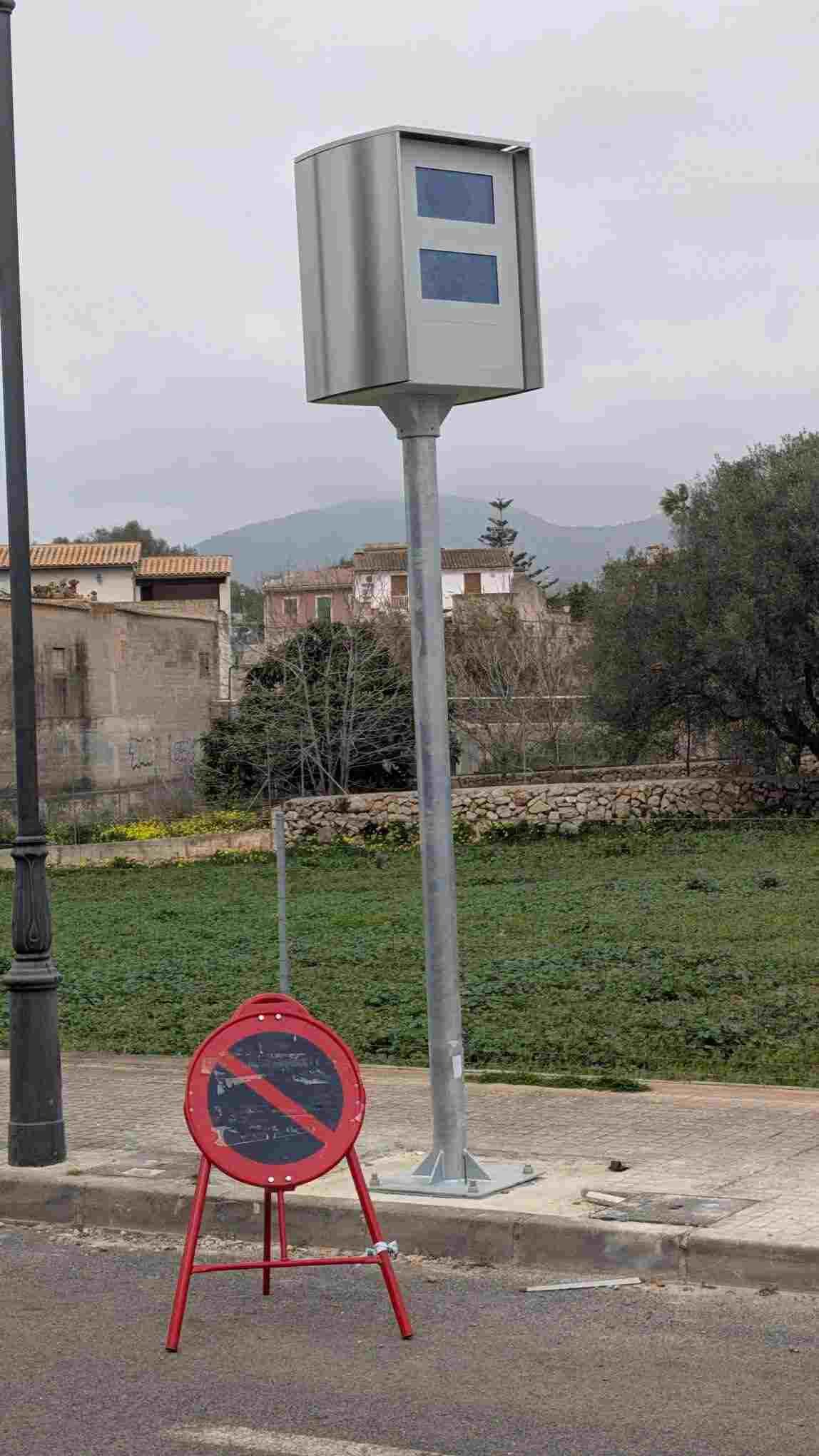 Nuevo radar de control de velocidad instalado sobre un poste metálico en una calle de Sant Llorenç des Cardassar
