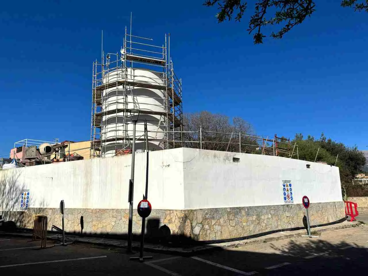 Torre del depósito de agua de Inca rodeada de andamios durante las obras de rehabilitación