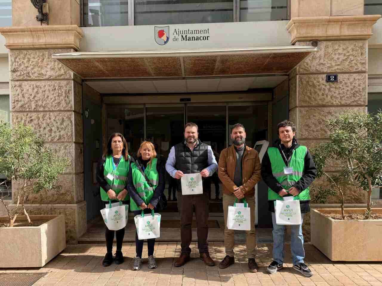 Responsables municipales y técnicos de Ecovidrio en la presentación de la campaña de reciclaje