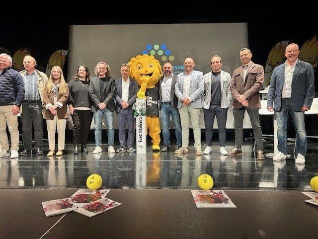 Autoridades y organizadores de la East Mallorca Cup junto a la mascota del torneo en el escenario del Teatre La Unió