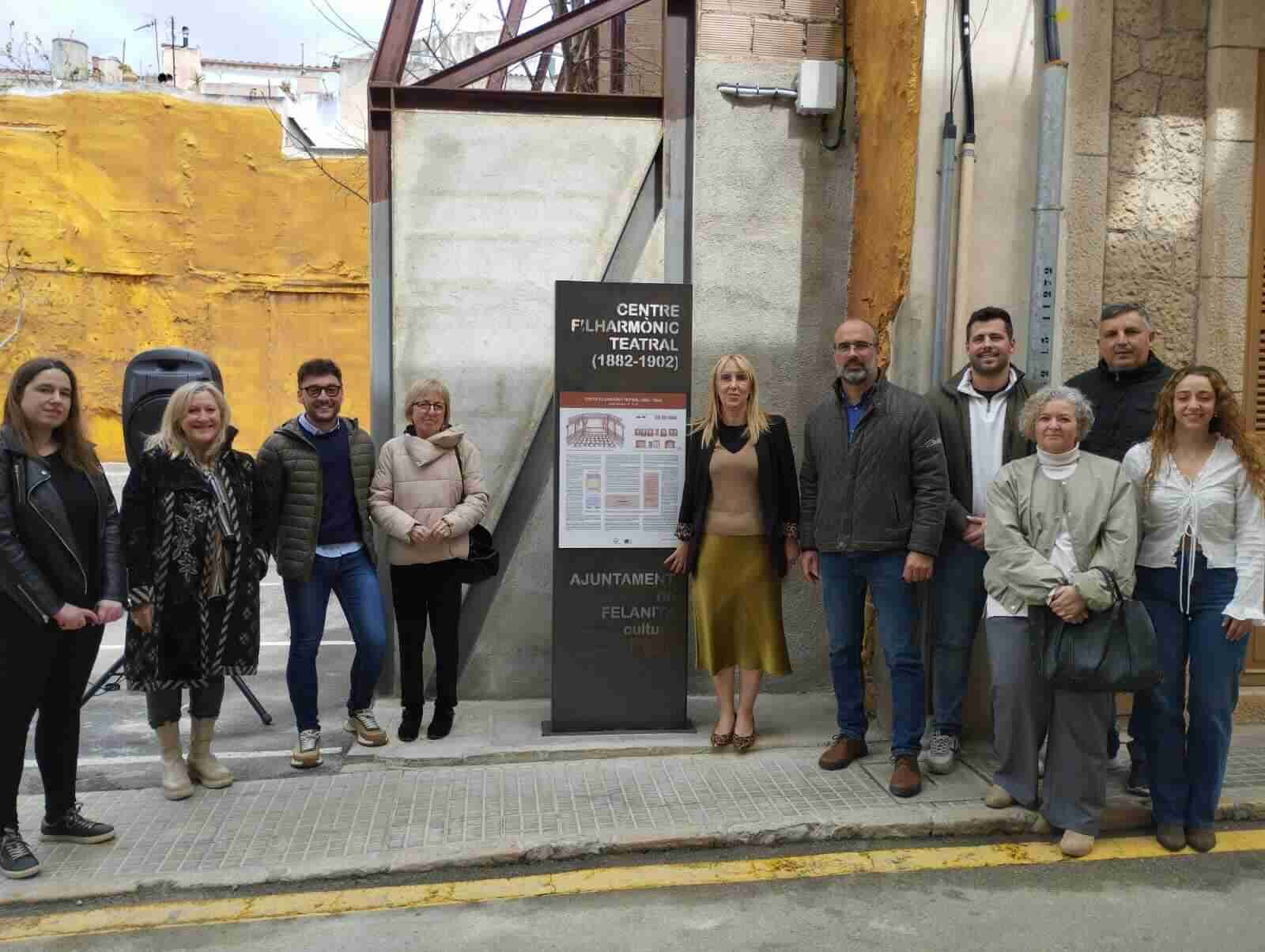 La alcaldesa Catalina Soler junto a su equipo de gobierno y el investigador Joan Círia posando junto al tótem informativo del Centro Filarmónico Teatral en la calle de s’Aigo