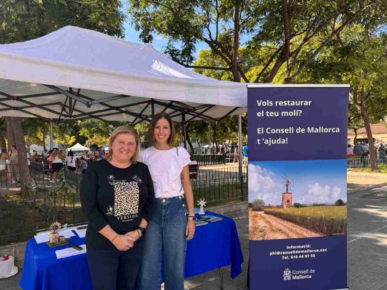 Antonia Roca en un estand informativo sobre la restauración de molinos