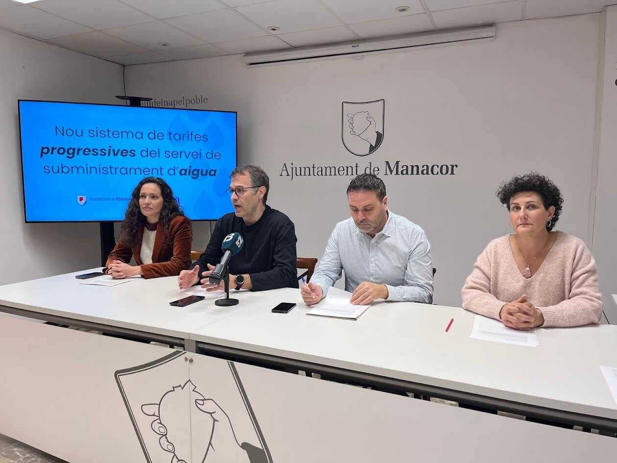 El alcalde y representantes del equipo de gobierno del Ayuntamiento de Manacor en rueda de prensa sobre el sistema de tarifas de agua progresivas