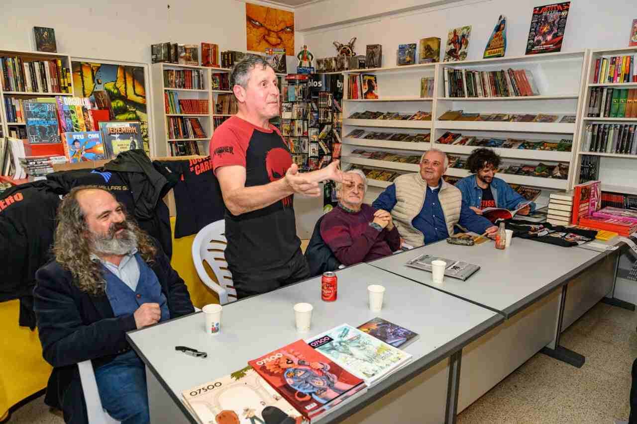 Antoni Ferrer Vallespir, con chaleco crema, durante la presentación de sus libros en Sin Còmics