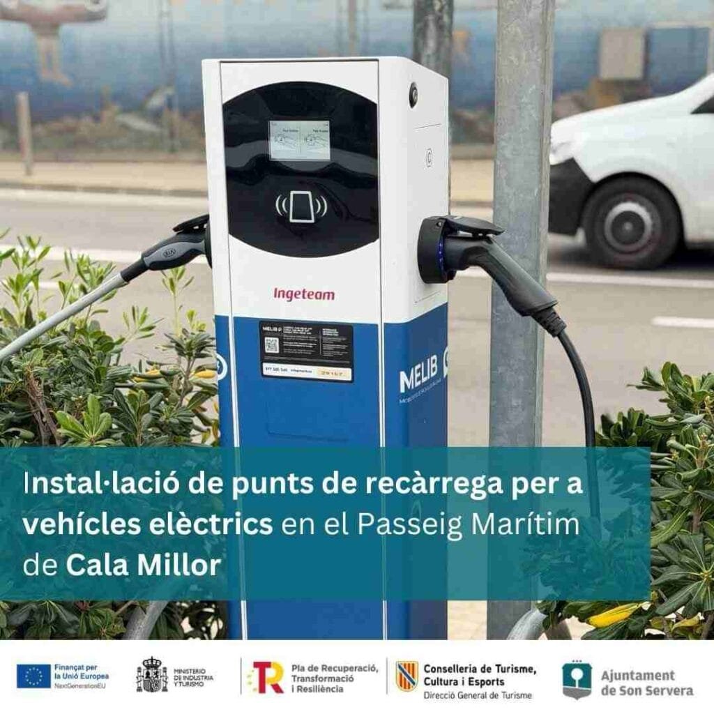 Poste de recarga MELIB con coches eléctricos en Cala Millor