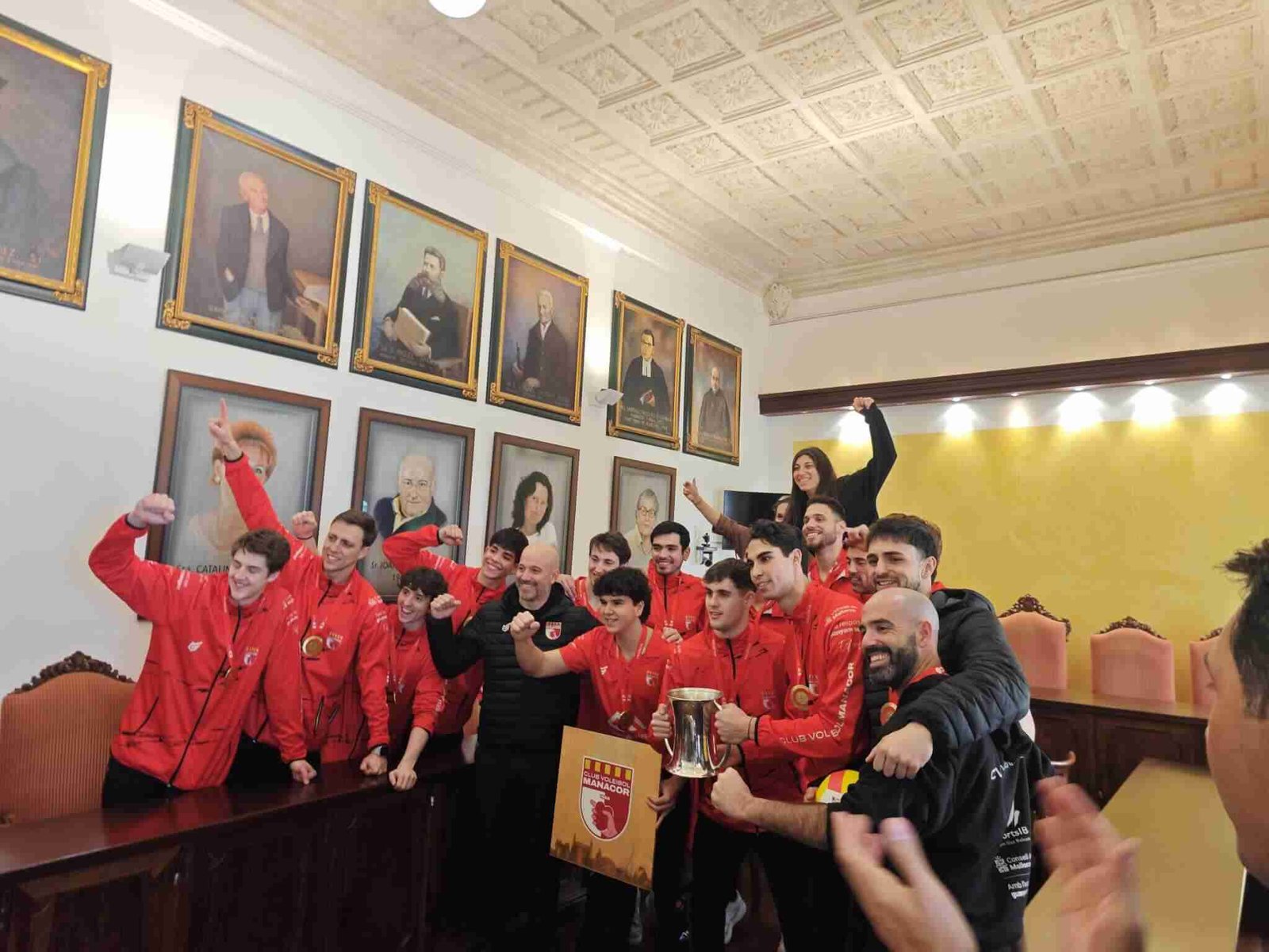 Recepción oficial al equipo Conecta Balear Manacor en el salón de plenos donde se denuncia la ausencia del retrato del Rey