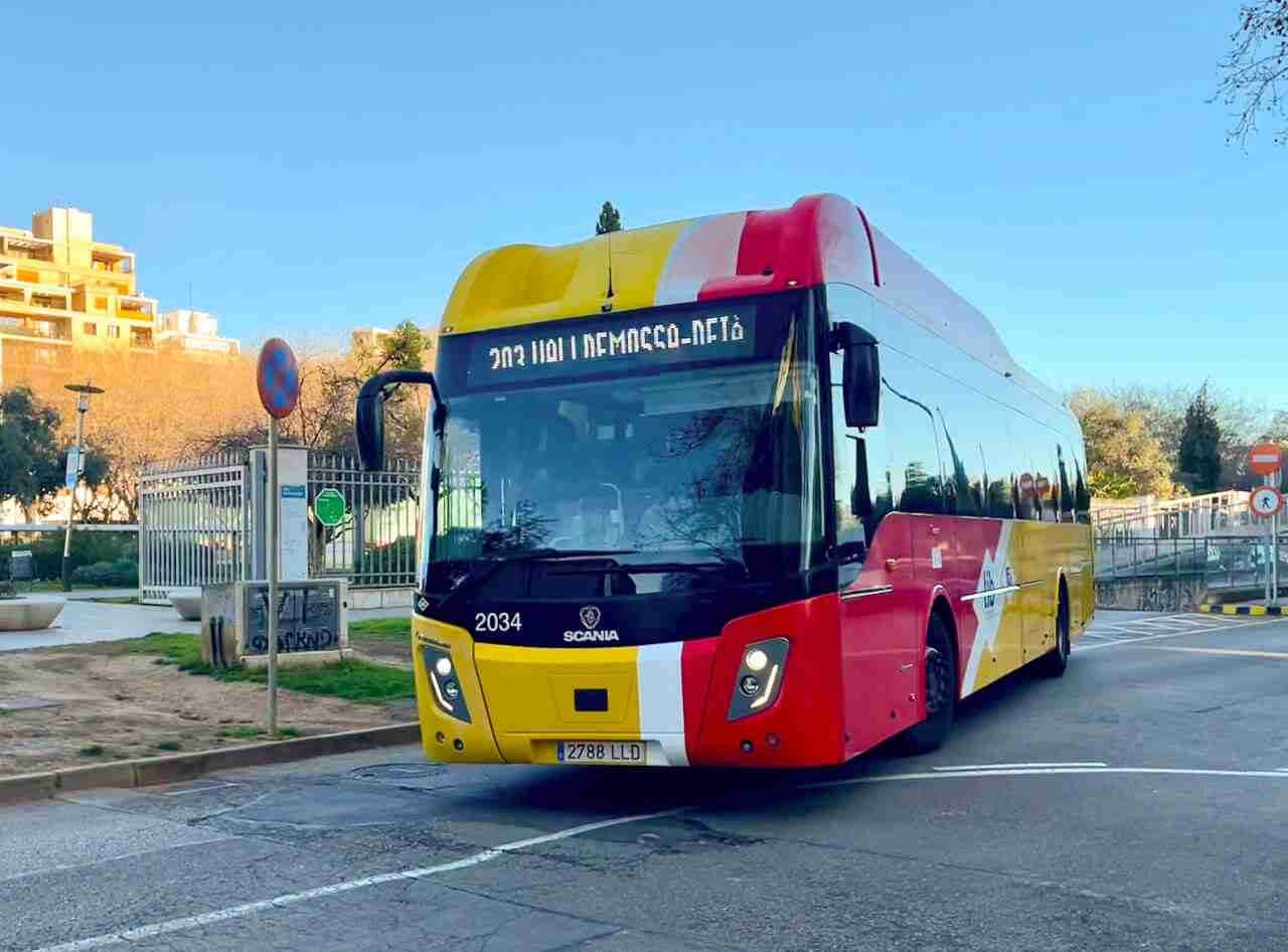 Un autobús rojo y amarillo del TIB prestando servicio en Mallorca con el nuevo refuerzo de frecuencias