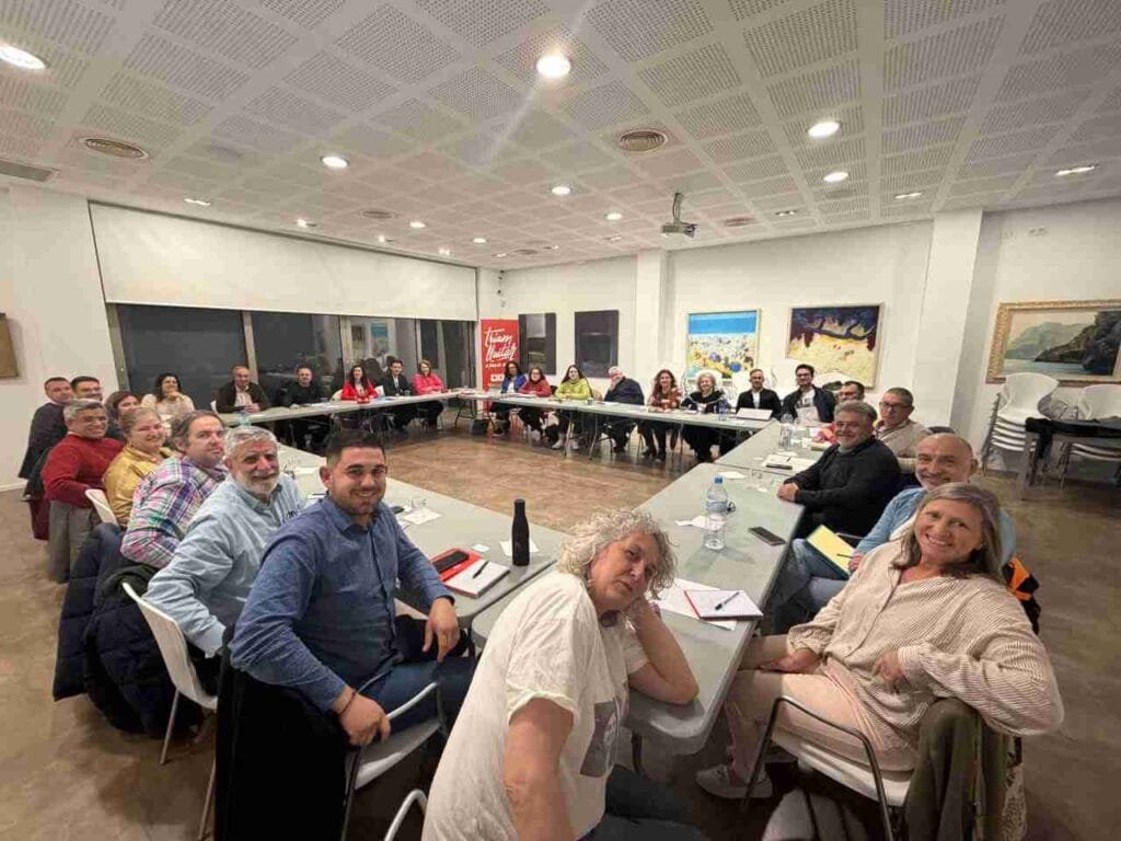 Miembros de la ejecutiva de la Federación Socialista de Mallorca reunidos en una sala en Pollença