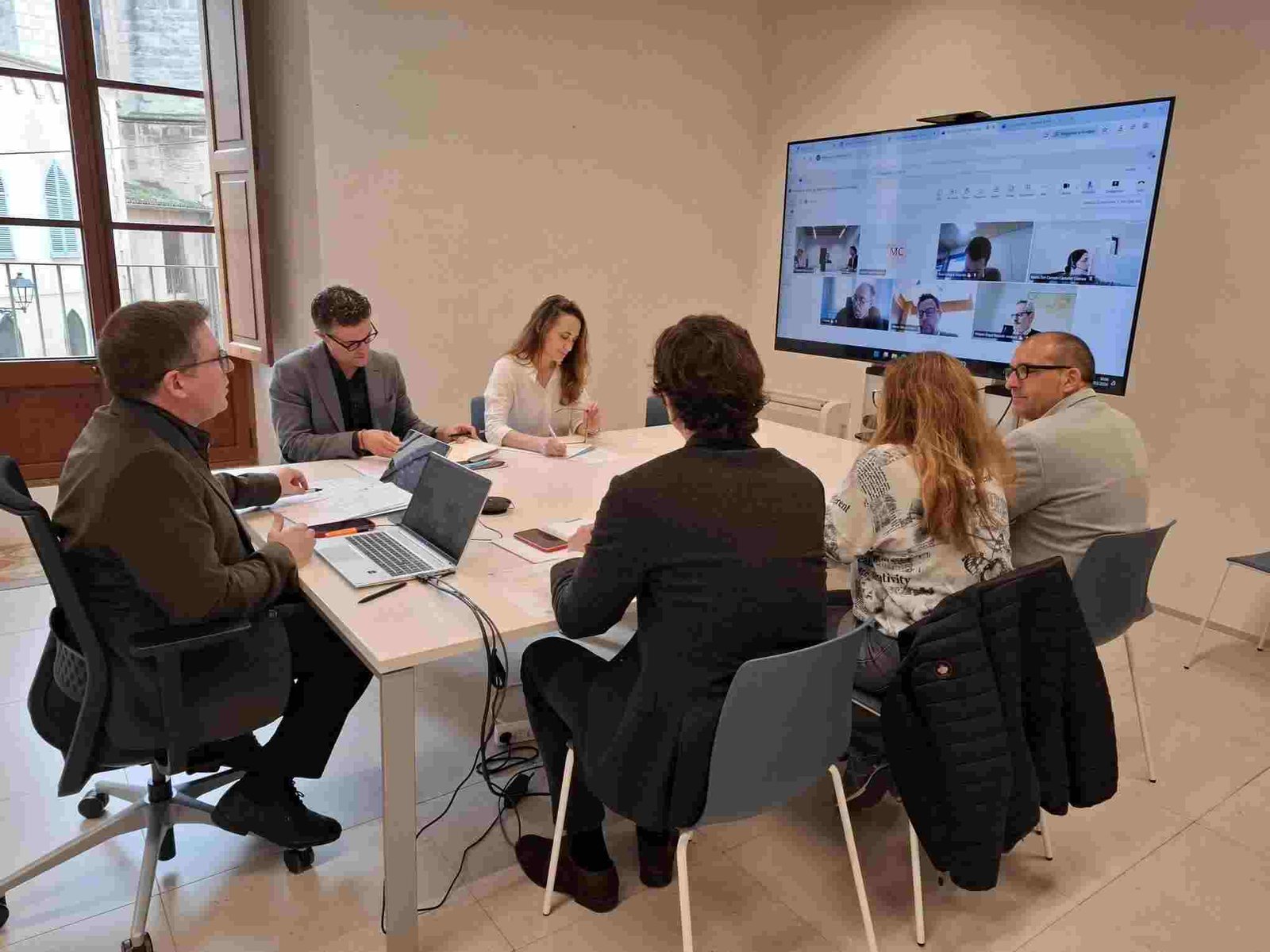 Miembros del Consell de Mallorca en una reunión de trabajo sobre la convocatoria de plazas de alquiler vacacional