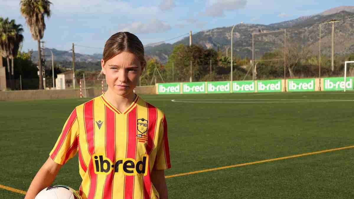 Safira Sabari, capitana de la Selección Balear sub-12, con la equipación oficial en un campo de fútbol