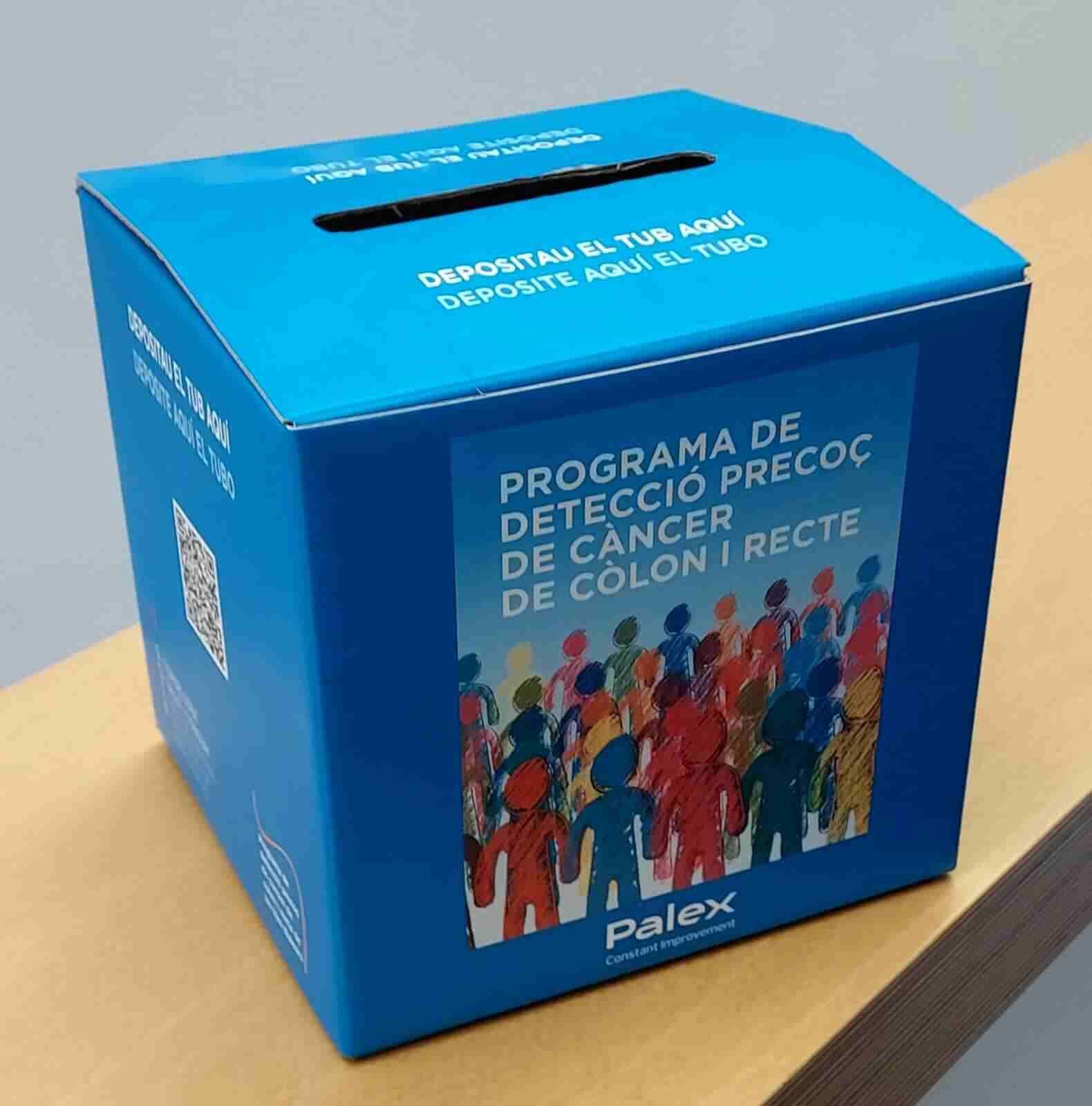 Detalle de la urna azul oficial del programa de detección precoz de cáncer de colon y recto en Baleares