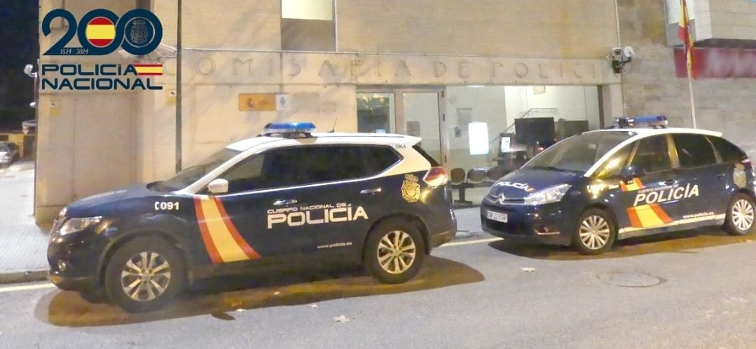 Dos coches patrulla de la Policía Nacional estacionados frente a la Comisaría de Policía de Manacor