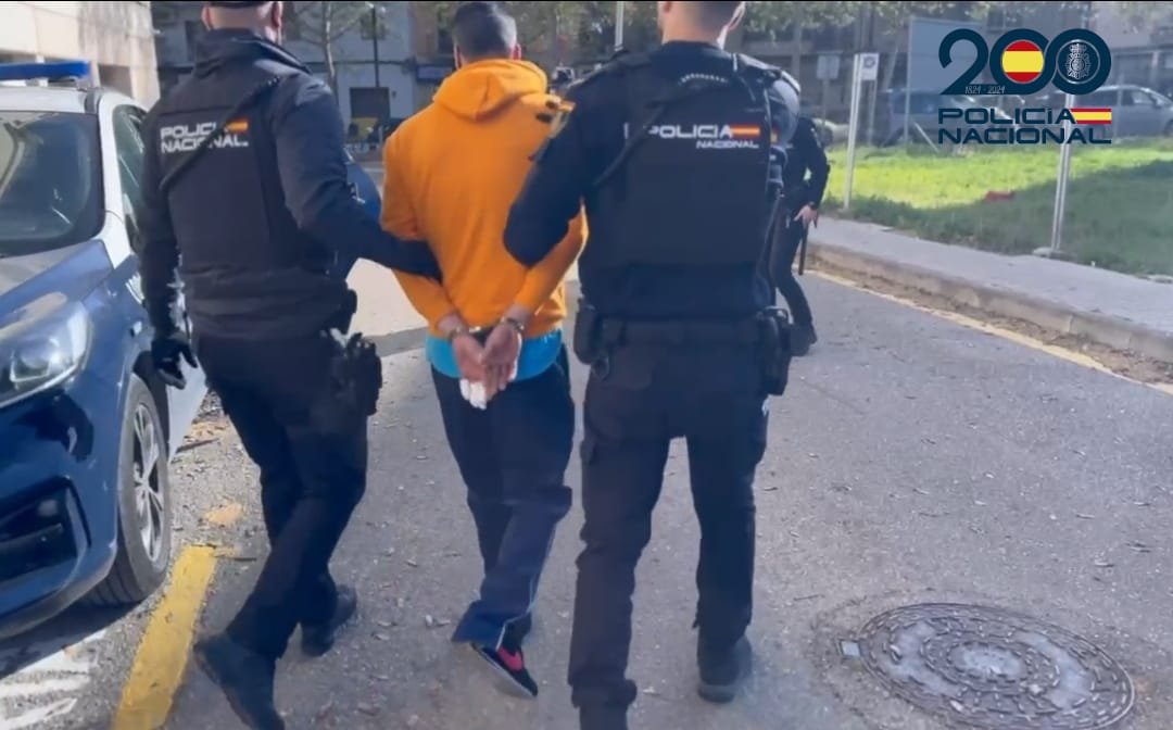 Agentes de la Policía Nacional escoltando al detenido por la tentativa de homicidio en Manacor