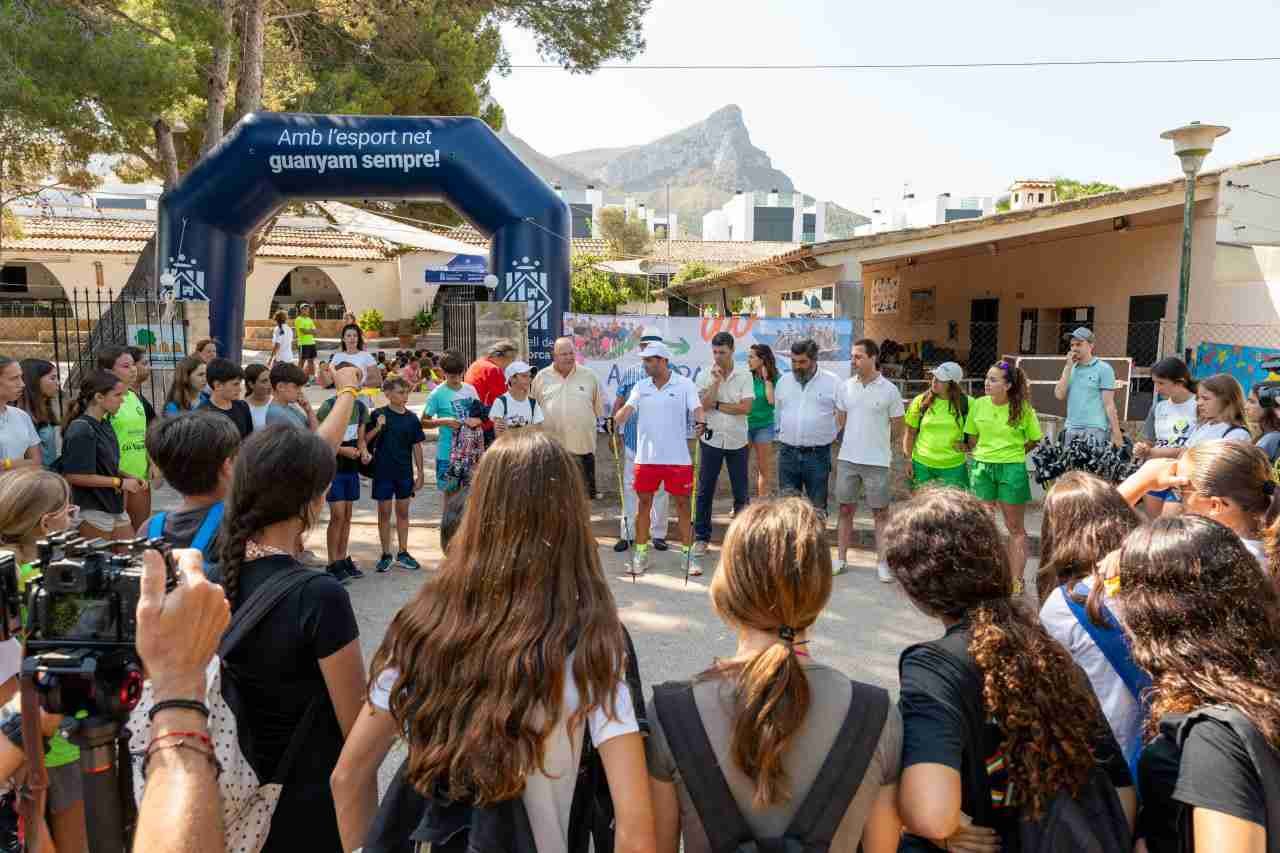 Un grupo de jóvenes de espaldas frente a un arco hinchable azul del Consell de Mallorca