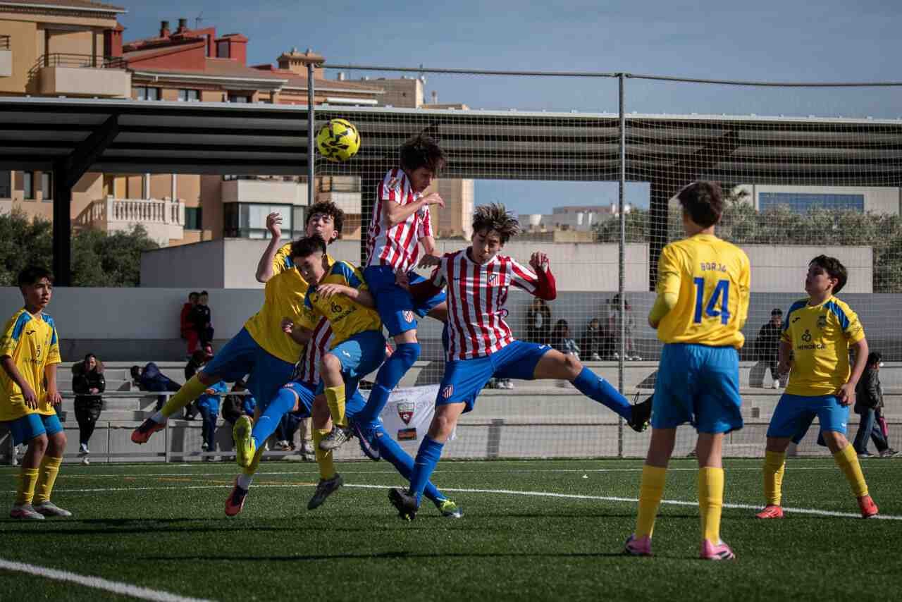 Jugadores infantiles disputando un balón dividido durante la East Mallorca Cup