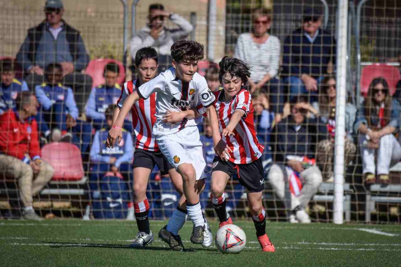 Jugadores alevines del RCD Mallorca y el Athletic Club de Bilbao disputando un balón durante la East Mallorca Cup