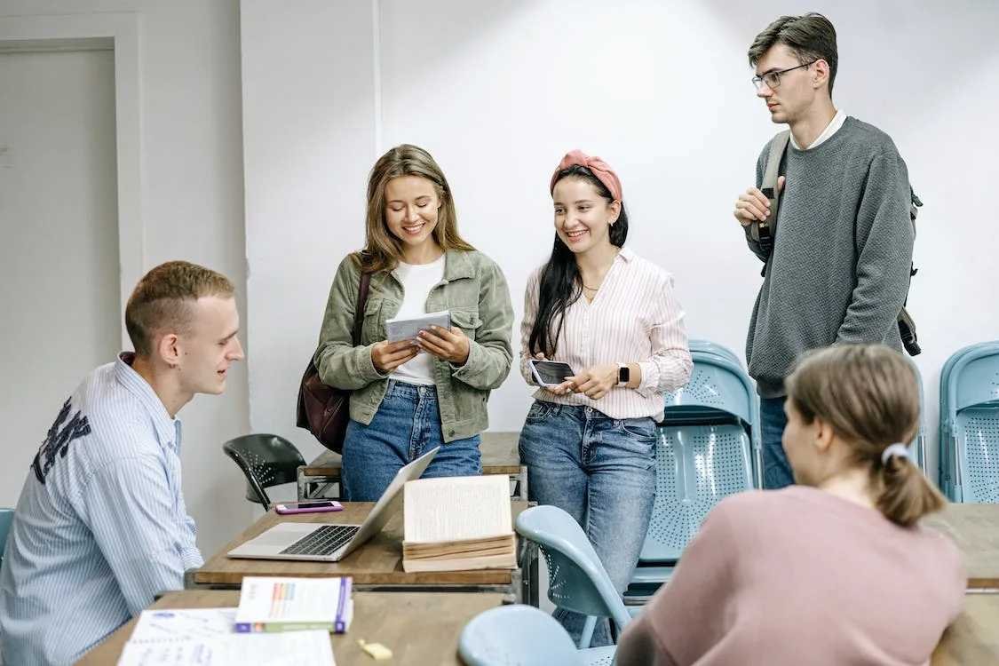 Grupo de estudiantes conversando en un aula