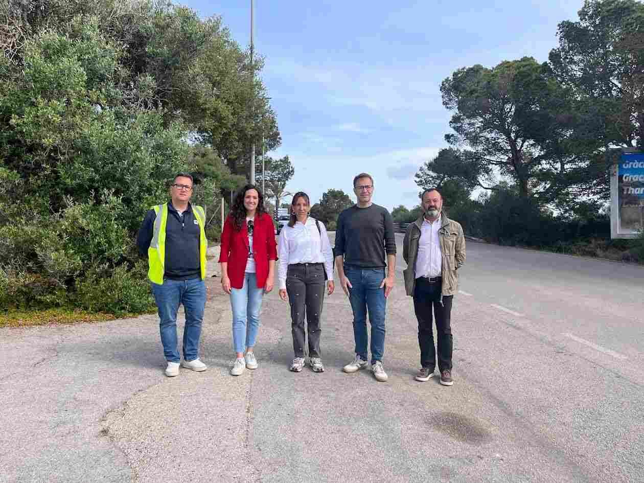 Representantes del Ayuntamiento de Manacor, incluyendo a Nuria Hinojosa, posando en la calle Europa de Cala Murada